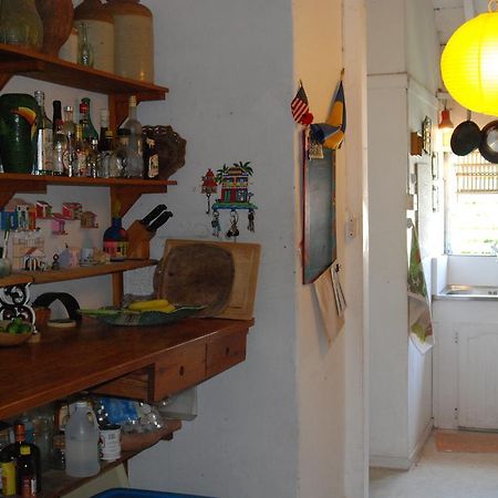 Charming Old World Apartment Μπριτζτάουν Εξωτερικό φωτογραφία