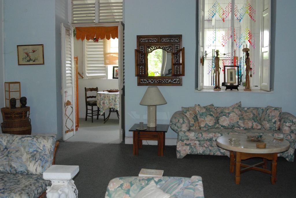 Charming Old World Apartment Μπριτζτάουν Εξωτερικό φωτογραφία